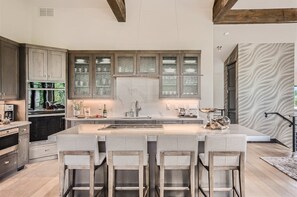 冷蔵庫、電子レンジ、オーブン、コンロ