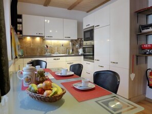 Fridge, microwave, oven, dishwasher - Apartment Tilia by Interhome (Bönigen)