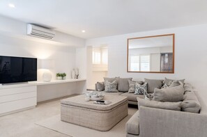 Smart TV, offices - Little Cove Luxurious Rainforest Family Villa (Noosa)