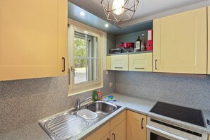 Fridge, microwave, oven, stovetop - Appartement paisible avec terrasse (Domdidier)