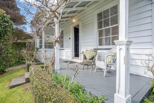 Libeau Cottage - Akaroa Holiday Home