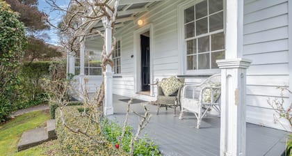 Libeau Cottage - Akaroa Holiday Home