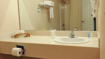 Secador de pelo, toallas, jabón y champú