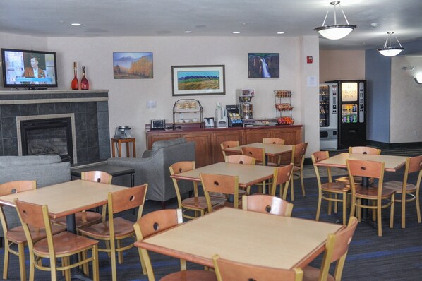 Dining - Hotel room with ONE KING BED (Yuma)