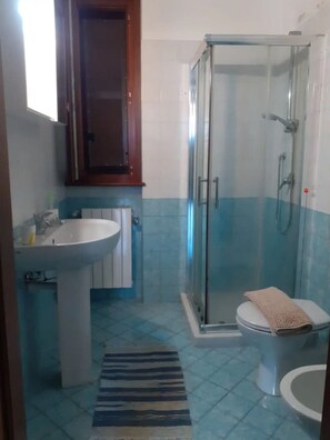 Dusche, Bidet, Handtücher, Seife