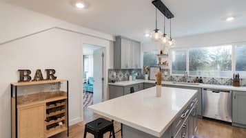 Réfrigérateur, four à micro-ondes, un four, surface de cuisson