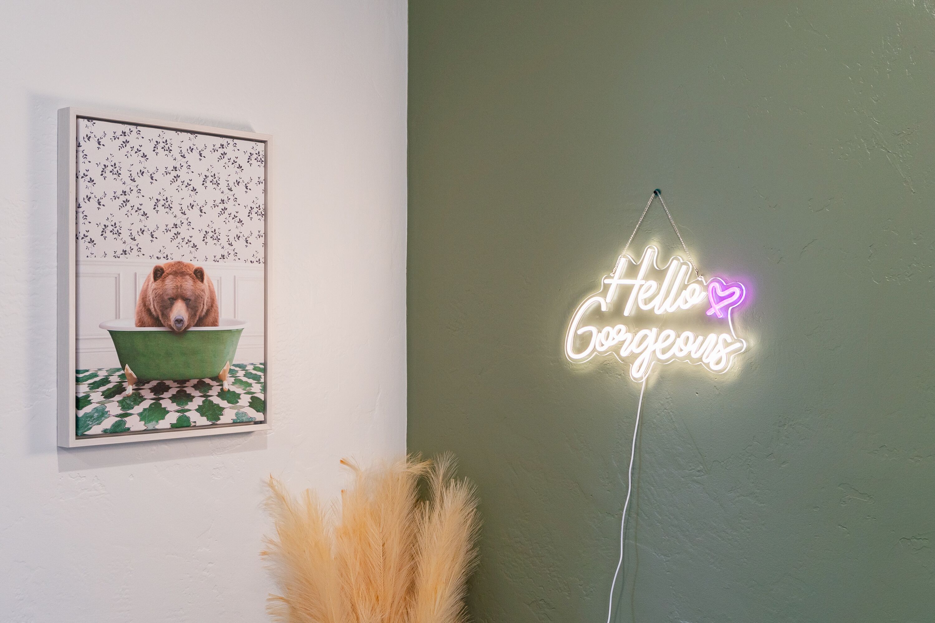 Un neon con la scritta “Hello Gorgeous” su un muro.