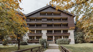 Ein mehrstöckiges Hotel mit einer zentralen Treppe, die zum Eingang führt.