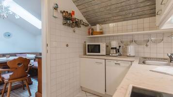 Fridge, oven, dishwasher, cookware/dishes/utensils