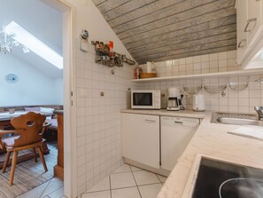 Fridge, oven, dishwasher, cookware/dishes/utensils