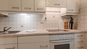 Kühlschrank, Ofen, Geschirrspüler, Kochgeschirr/Geschirr/Besteck