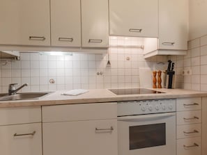 Kühlschrank, Ofen, Geschirrspüler, Kochgeschirr/Geschirr/Besteck