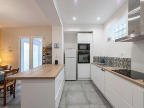 Kühlschrank, Mikrowelle, Geschirrspüler, Kochgeschirr/Geschirr/Besteck