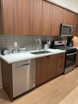 Fridge, microwave, oven, stovetop - 1 bedroom apartment w/ TV, AC, Wi-fi in OC (Stanton)