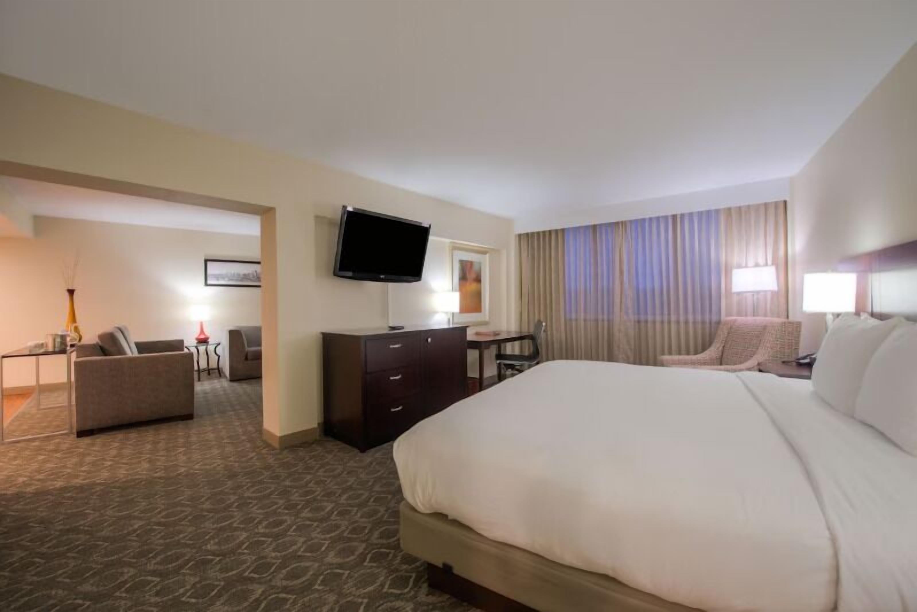 You Found it! Everything You Need For The Perfect Vacation! Free Parking, Pool!