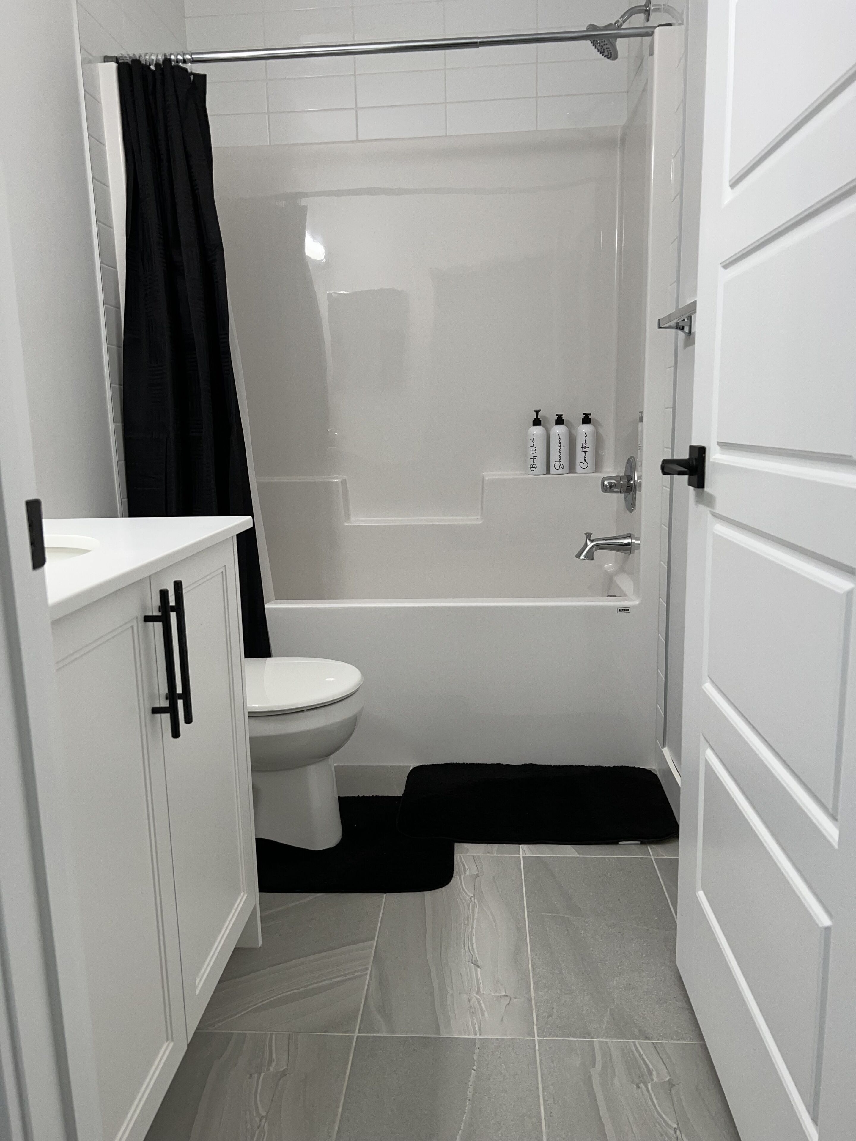 Séchoir à cheveux, bidet, serviettes fournies, savon
