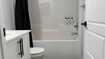 Séchoir à cheveux, bidet, serviettes fournies, savon
