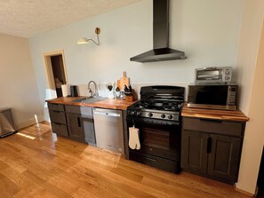 Réfrigérateur, micro-ondes, plaque de cuisson, lave-vaisselle