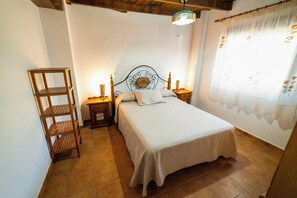 5 bedrooms, desk, iron/ironing board, WiFi