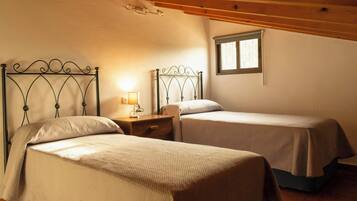 5 bedrooms, desk, iron/ironing board, WiFi