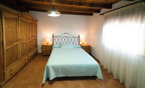 5 bedrooms, desk, iron/ironing board, WiFi