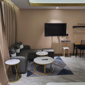 Living area - 1Euphoria 2min to Walking st and Casino. Brand new. Great pool, gym. Netflix  (Angeles)