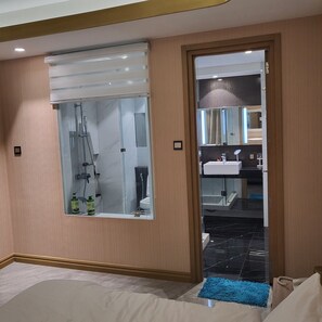 Hair dryer, towels, shampoo, toilet paper - 1Euphoria 2min to Walking st and Casino. Brand new. Great pool, gym. Netflix  (Angeles)