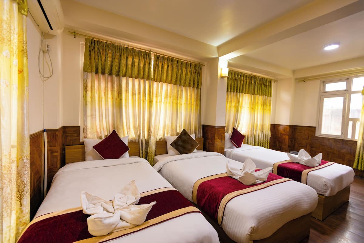 Deluxe Triple Room | Desk, soundproofing, WiFi (free), bed sheets