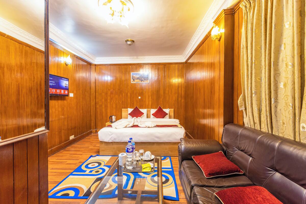Deluxe Double Room, 1 King Bed, Garden View | Desk, soundproofing, WiFi (free), bed sheets
