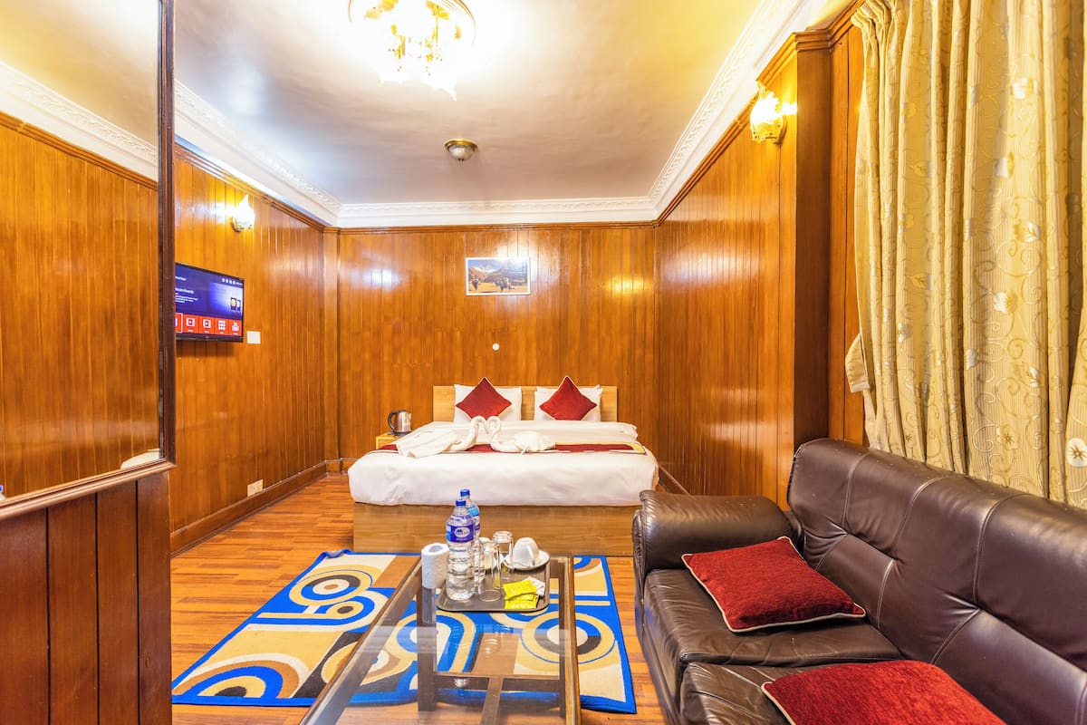 Deluxe Double Room, 1 King Bed, Garden View | 1 bedroom, desk, soundproofing, free WiFi