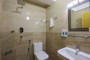 Shower, free toiletries, slippers, towels - Hotel Sekai (Kathmandu)