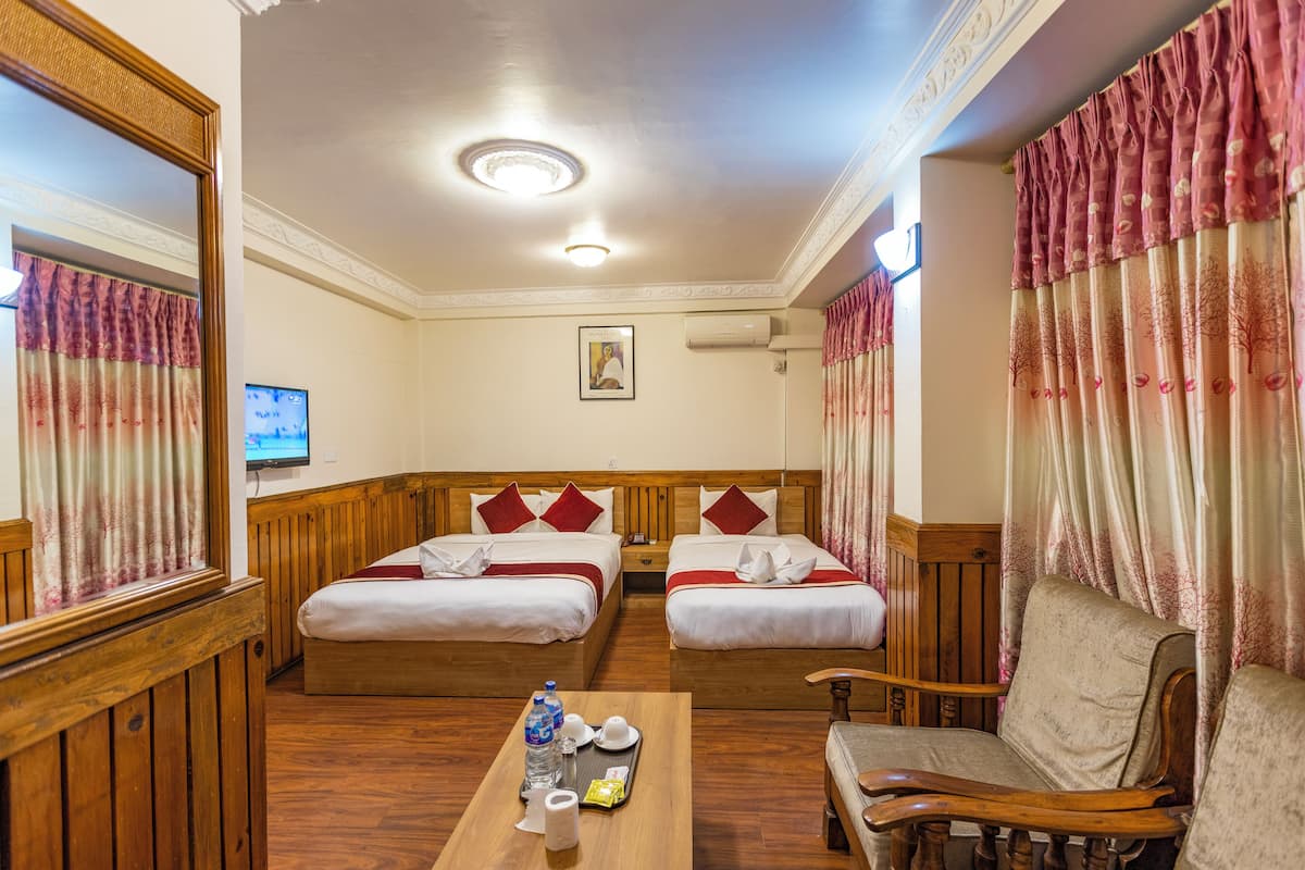 Deluxe Suite | Desk, soundproofing, WiFi (free), bed sheets