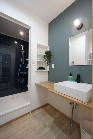 Douche, sèche-cheveux, bidet, serviettes fournies