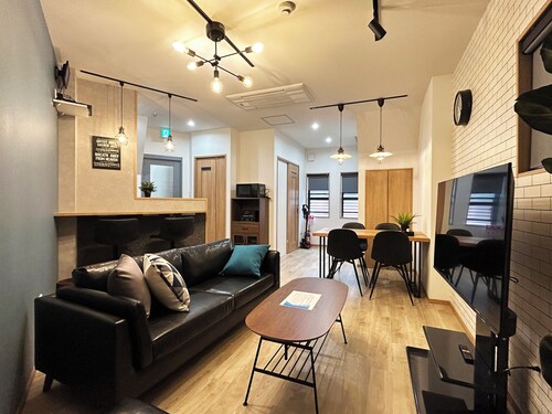 Deep Osaka! A Running Lamp 2 minutes from the station! Ideal location for sightseeing in Namba & USJ Osaka! Up to 6 people are allowed at the same price