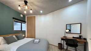 A bedroom with a bed, a desk, and a chair. - Deep Osaka! A Running Lamp 2 minutes from the station! Ideal location for sightseeing in Namba & USJ Osaka! Up to 6 people are allowed at the same price (大阪市)