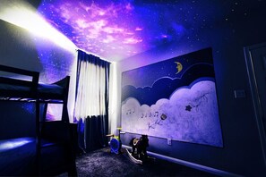 5 dormitoris, escriptori i planxa i posts de planxar