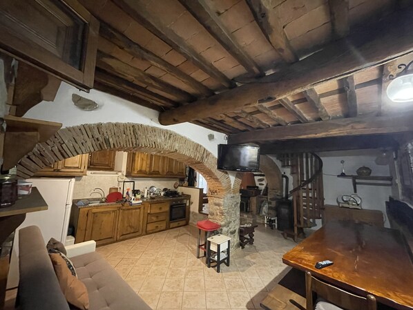 Smart-TV, Kamin, DVD-Player, Bücher