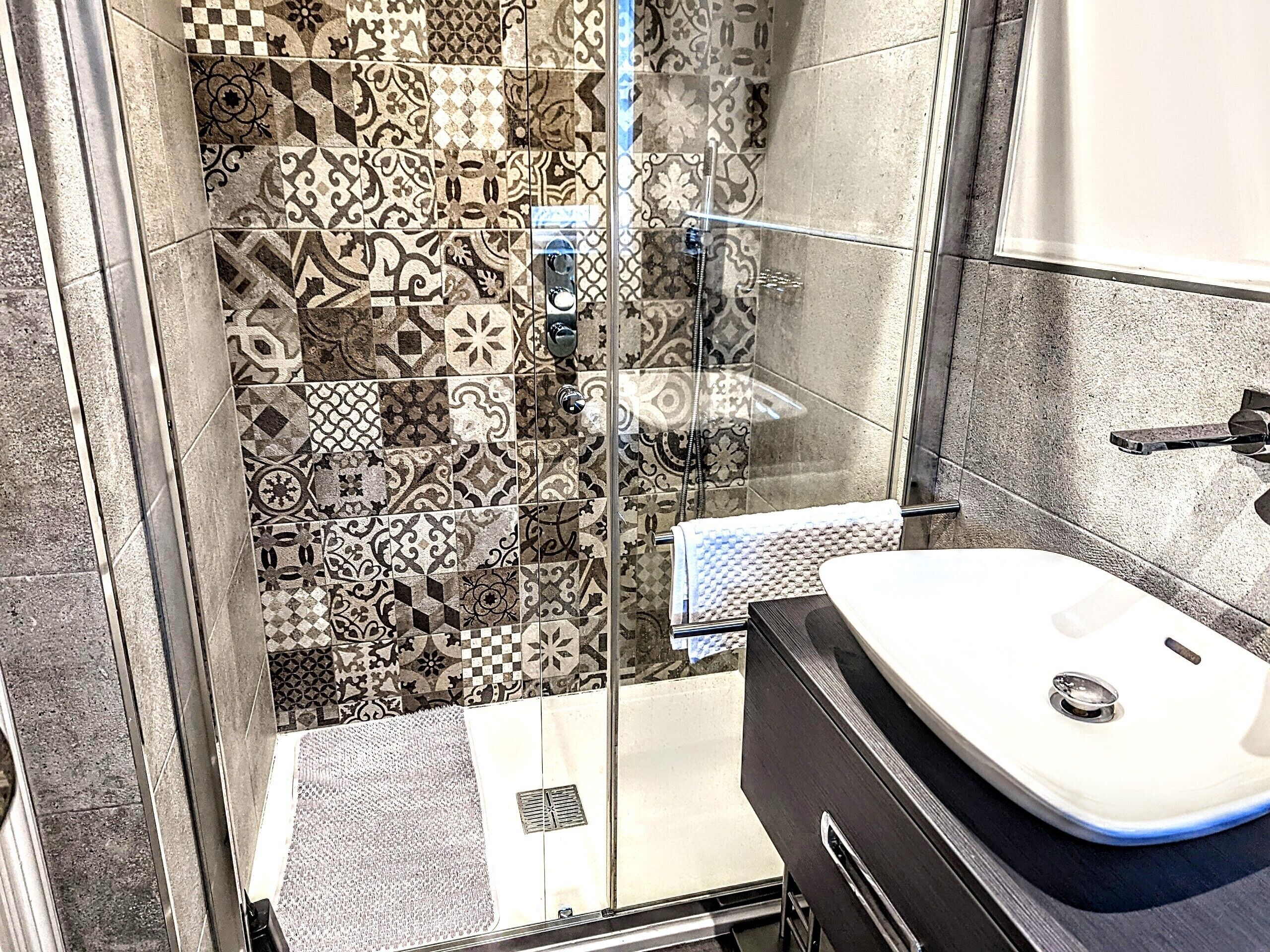 Maison, 3 chambres, patio, vue jardin | Douche de la salle de bain