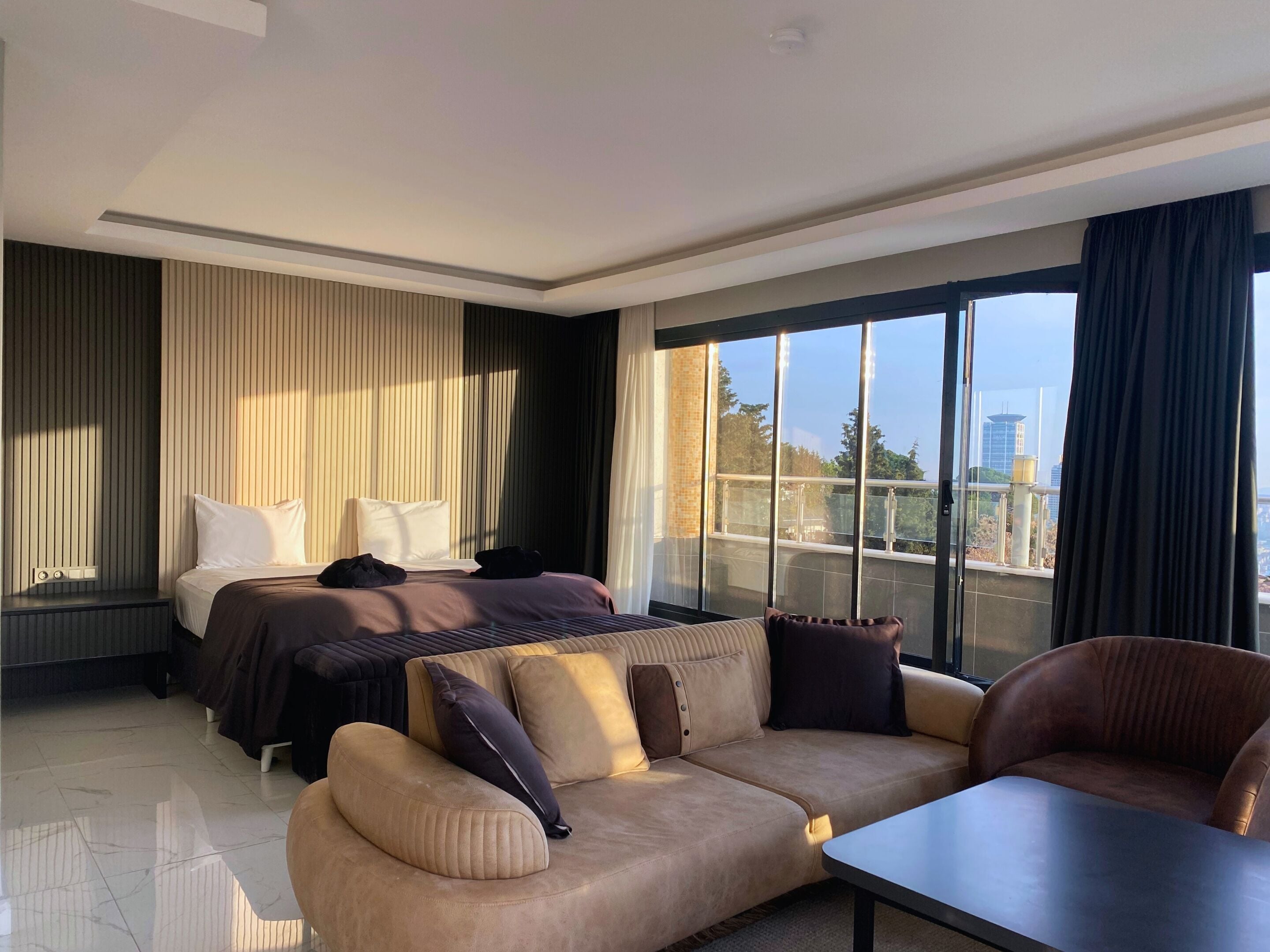 Egyptian cotton sheets, premium bedding, minibar, desk