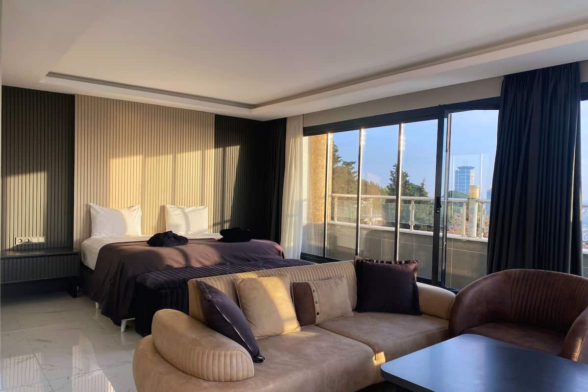 Egyptian cotton sheets, premium bedding, minibar, desk