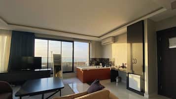 Junior suite, terras | Lakens van Egyptisch katoen, luxe beddengoed, een minibar, een bureau