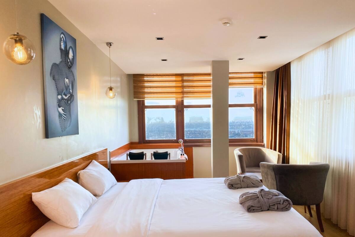 Junior Suite | Egyptian cotton sheets, premium bedding, minibar, desk