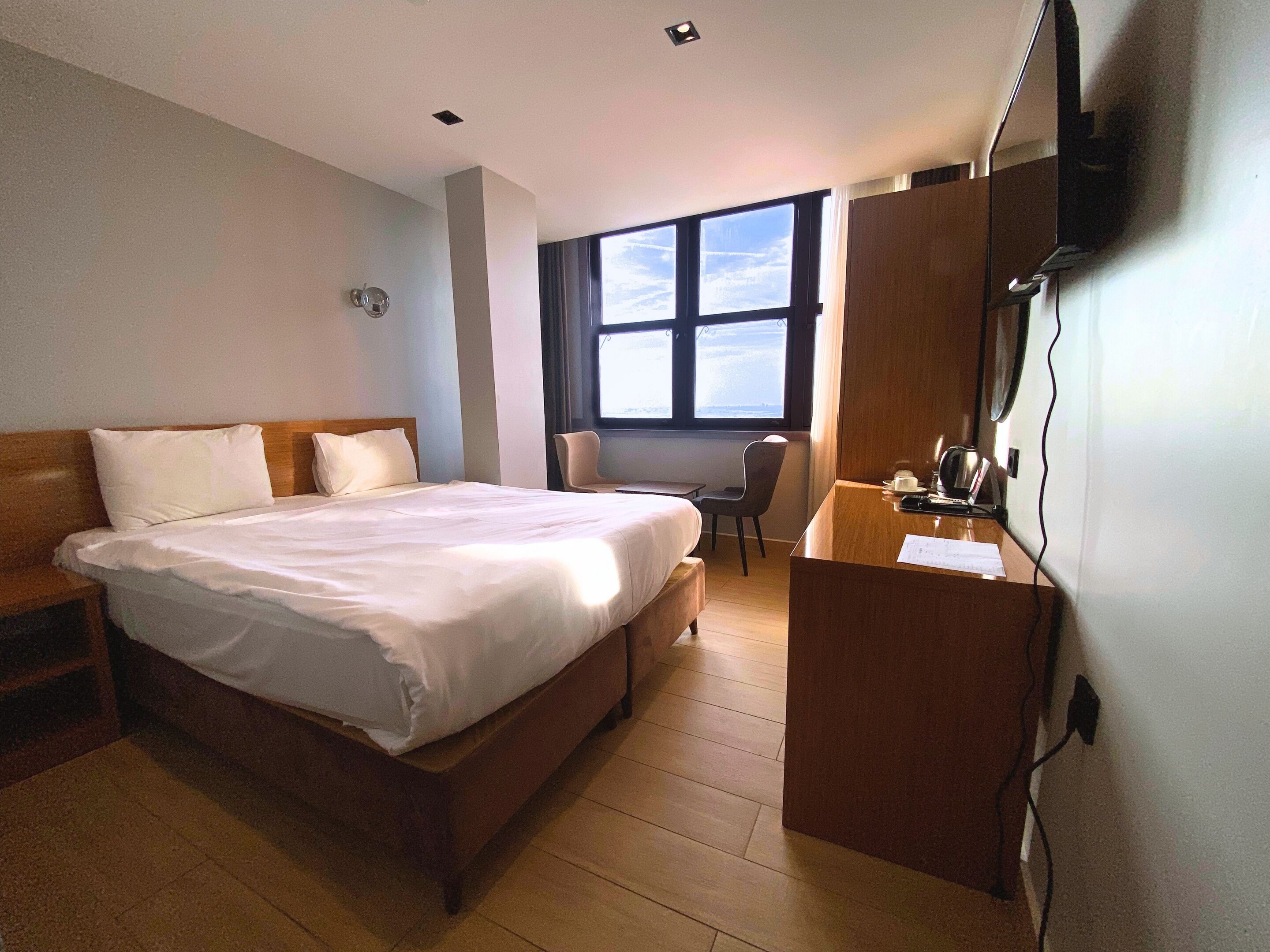 Egyptian cotton sheets, premium bedding, minibar, desk