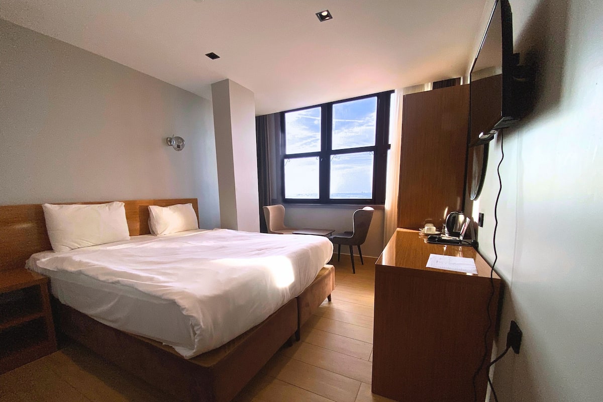 Egyptian cotton sheets, premium bedding, minibar, desk