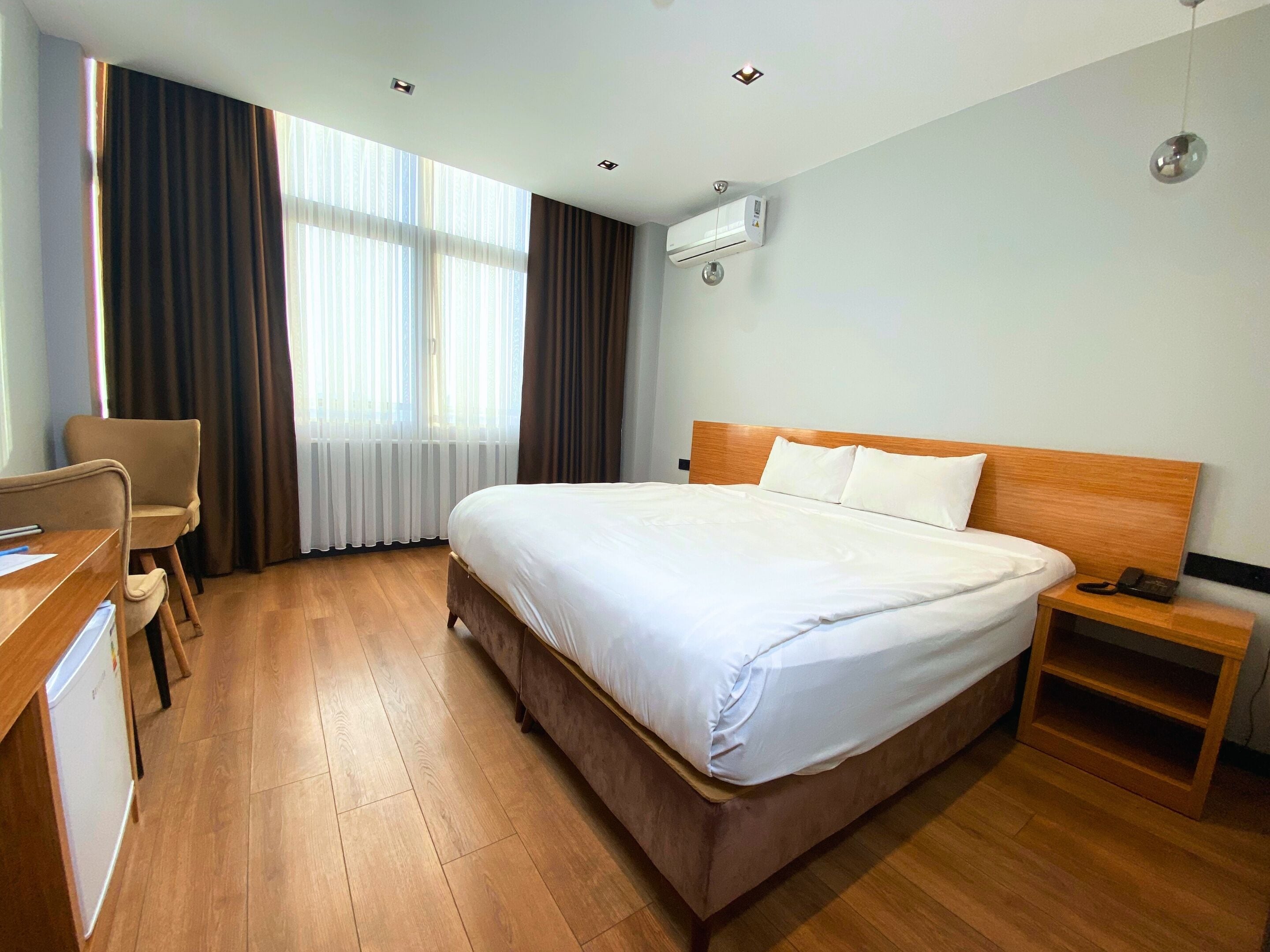 Egyptian cotton sheets, premium bedding, minibar, desk