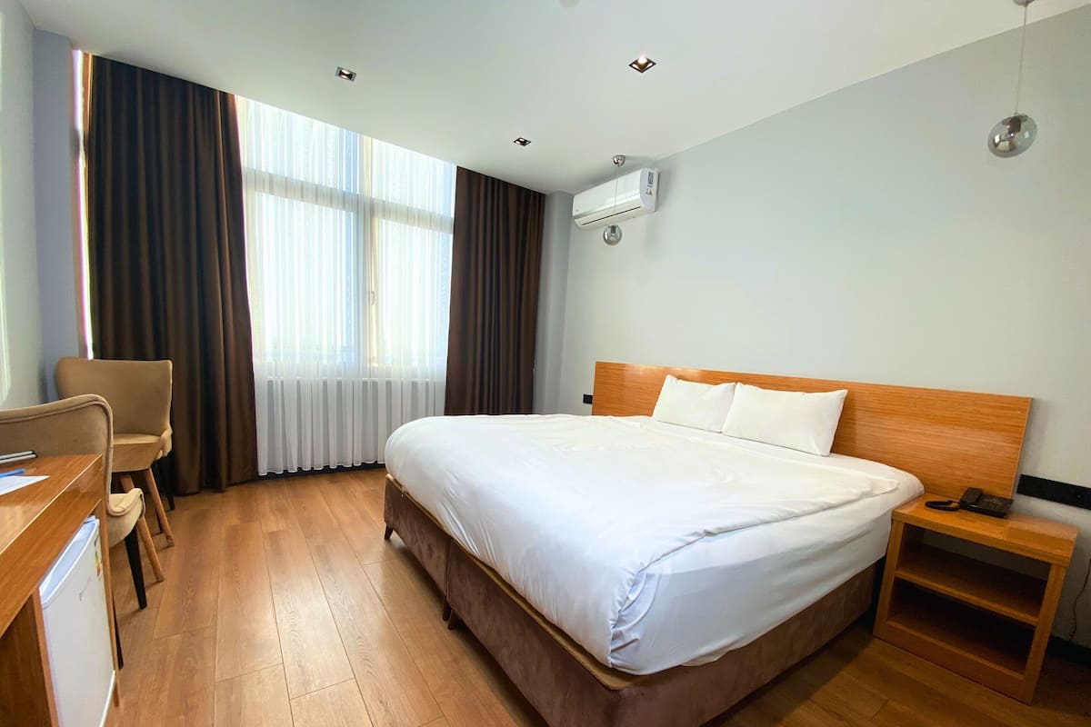 Egyptian cotton sheets, premium bedding, minibar, desk