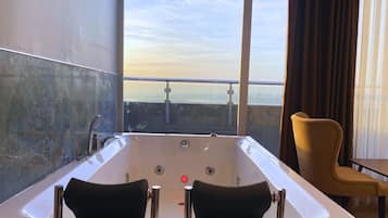 Junior suite, terras | Lakens van Egyptisch katoen, luxe beddengoed, een minibar, een bureau