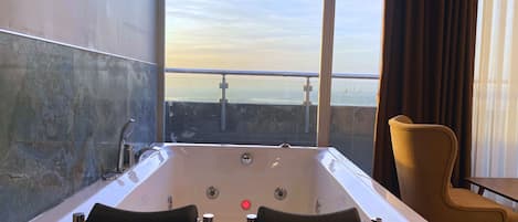Suite junior, Terraza | Sábanas de algodón egipcio, ropa de cama de alta calidad y minibar