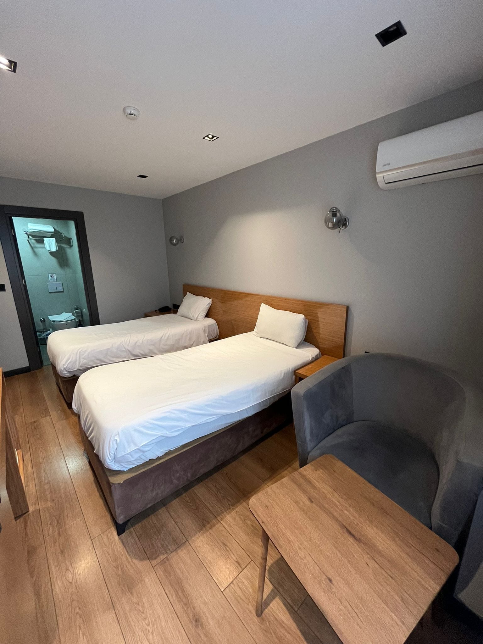 Egyptian cotton sheets, premium bedding, minibar, desk