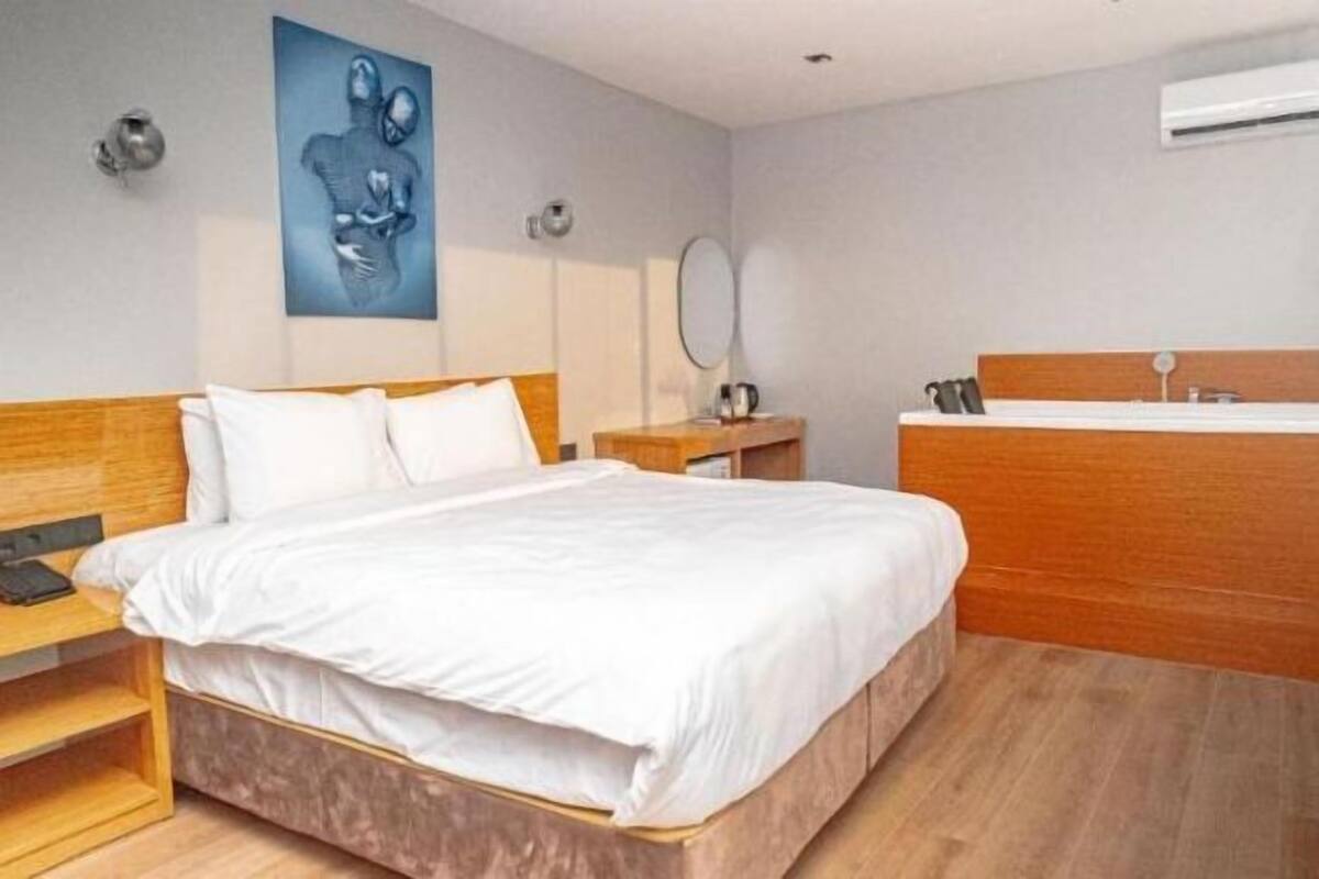 1 habitación, ropa de cama de alta calidad, minibar y escritorio